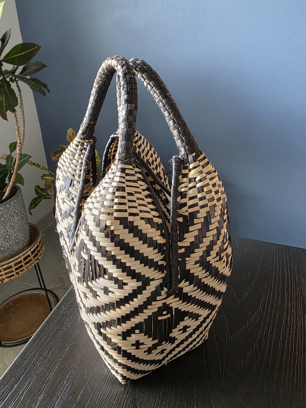Handwoven Colombian “Cuatro Tetas” Raffia Straw Basket Bag - Picture 4 of 4